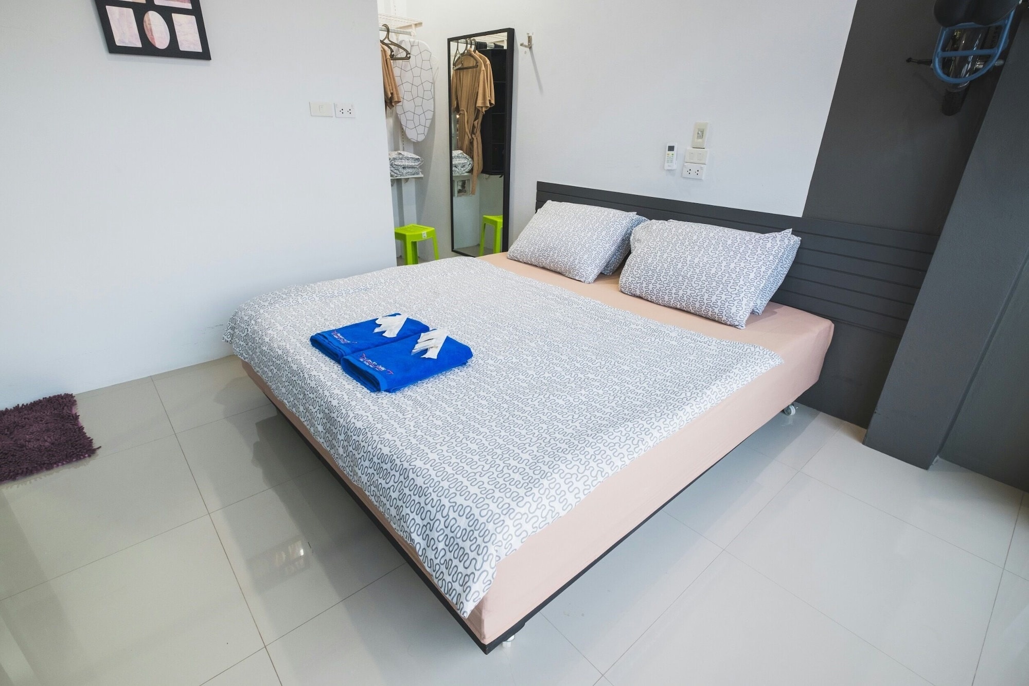 SUPERIOR, TOWN HOUSE, KING BED