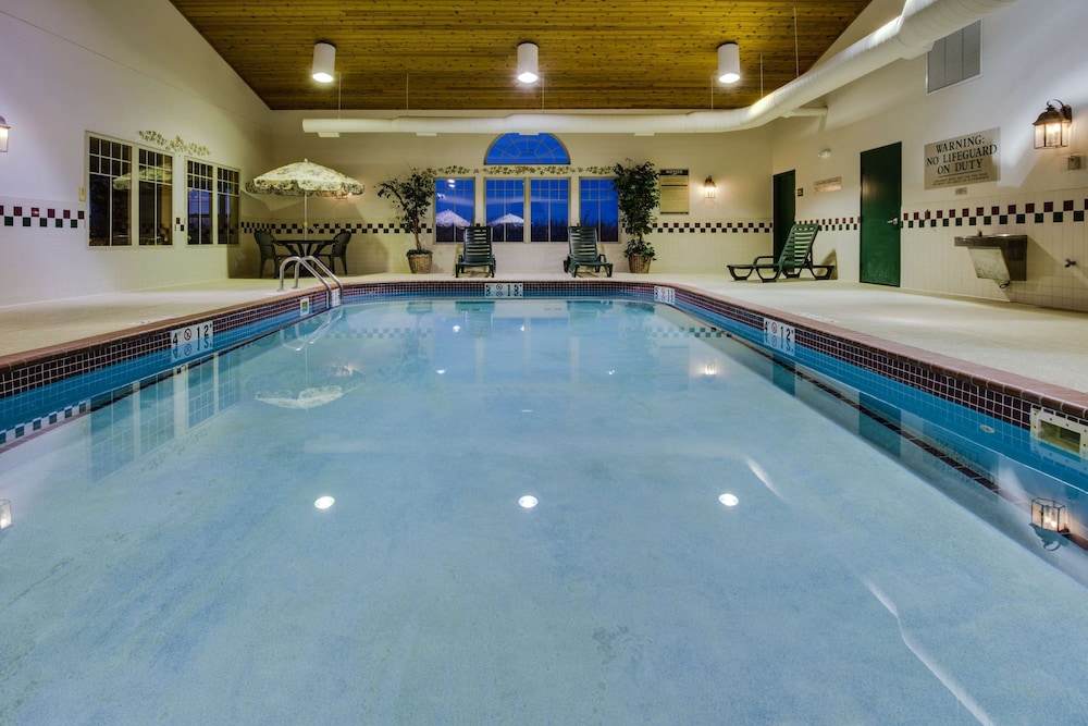Country Inn and Suites by Radisson Stockton IL 4/29
