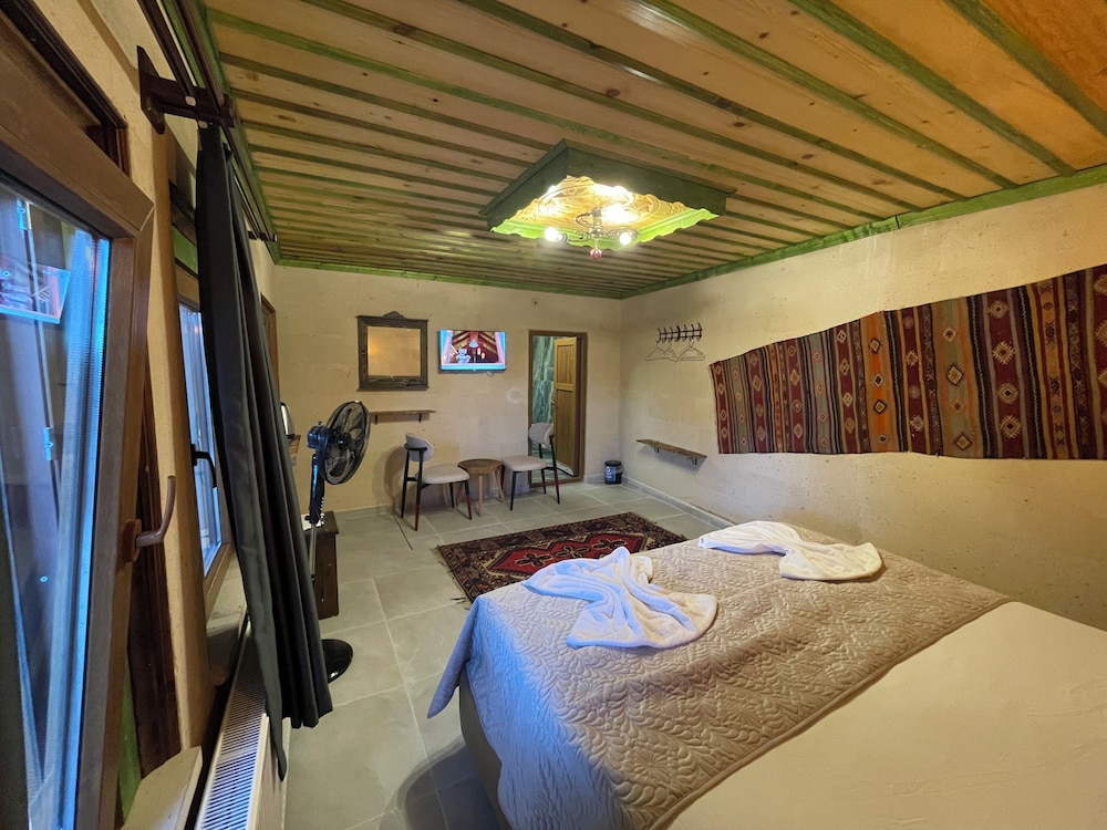 Falcon Cave Suites 16/49