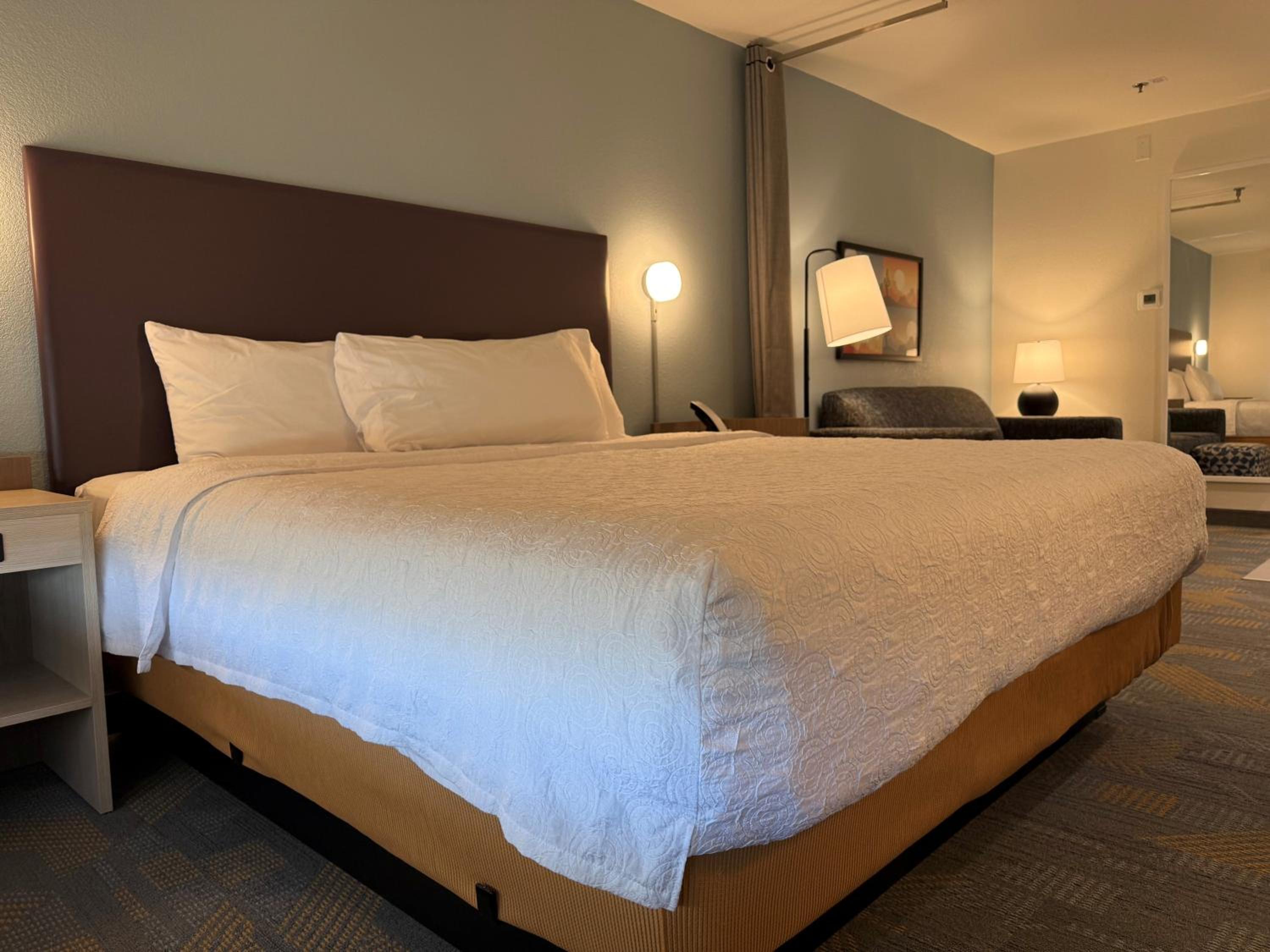 STUDIO, SUITE, KING BED, BALCONY OR PATIO
