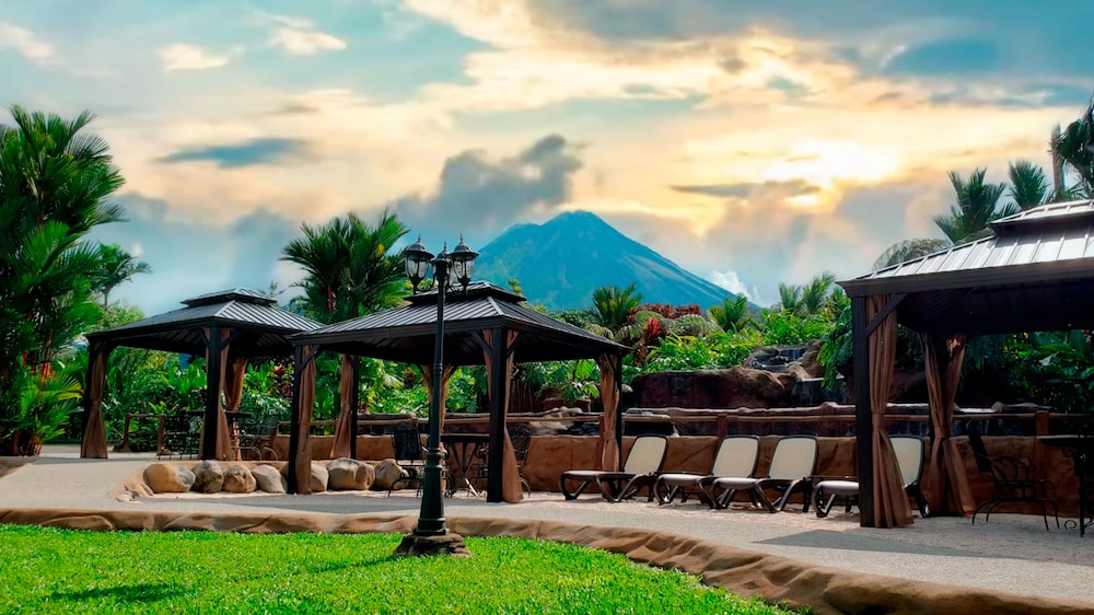 VOLCANO LODGE AND SPRINGS 52/68