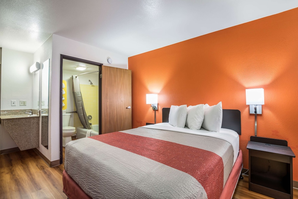 Motel6 Madison, WI - East 33/55