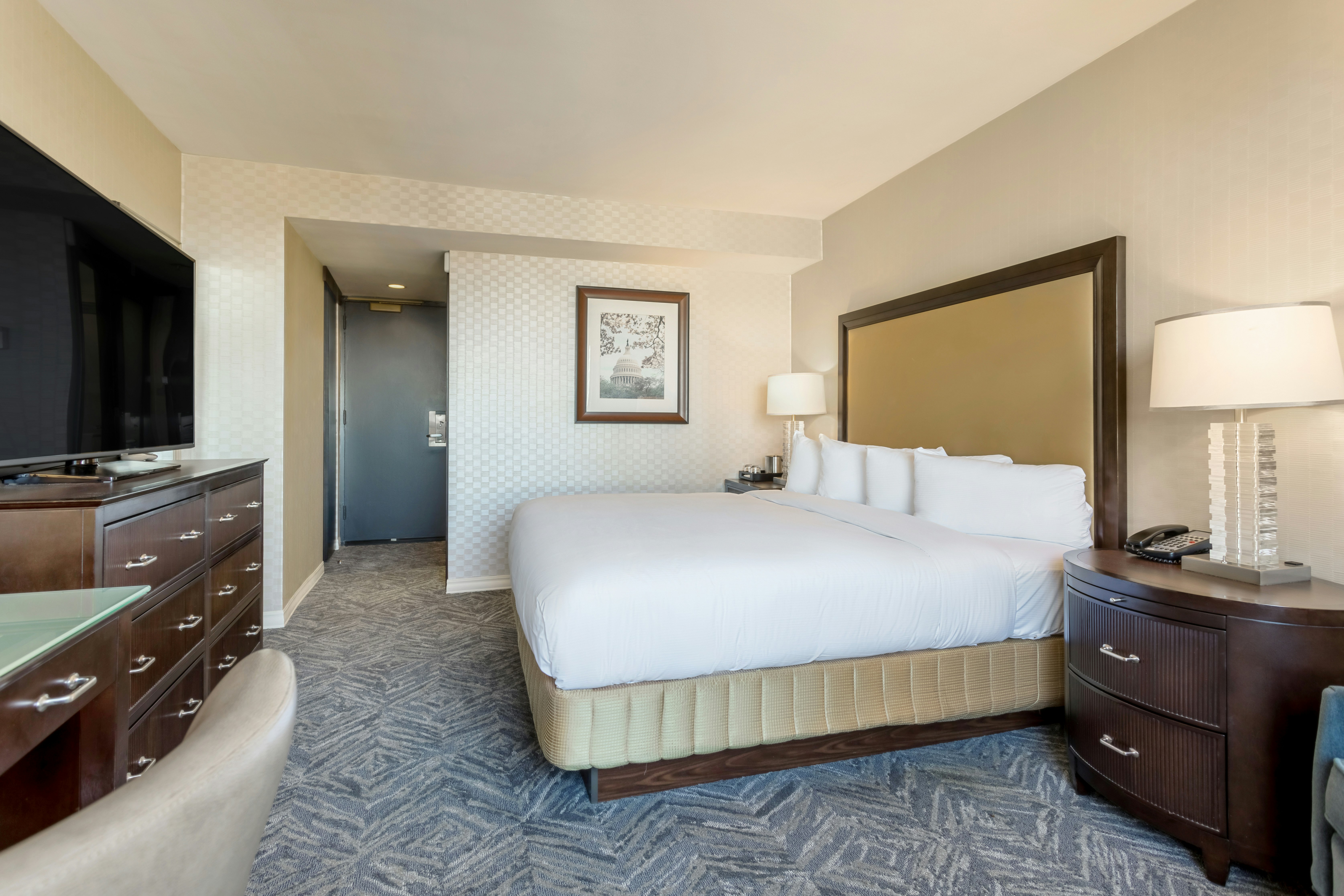 DELUXE, KING BED