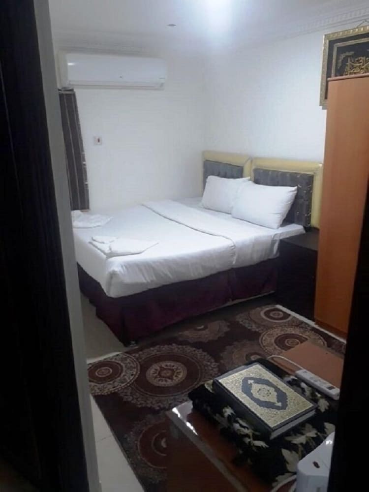 ROOM, DOUBLE BED