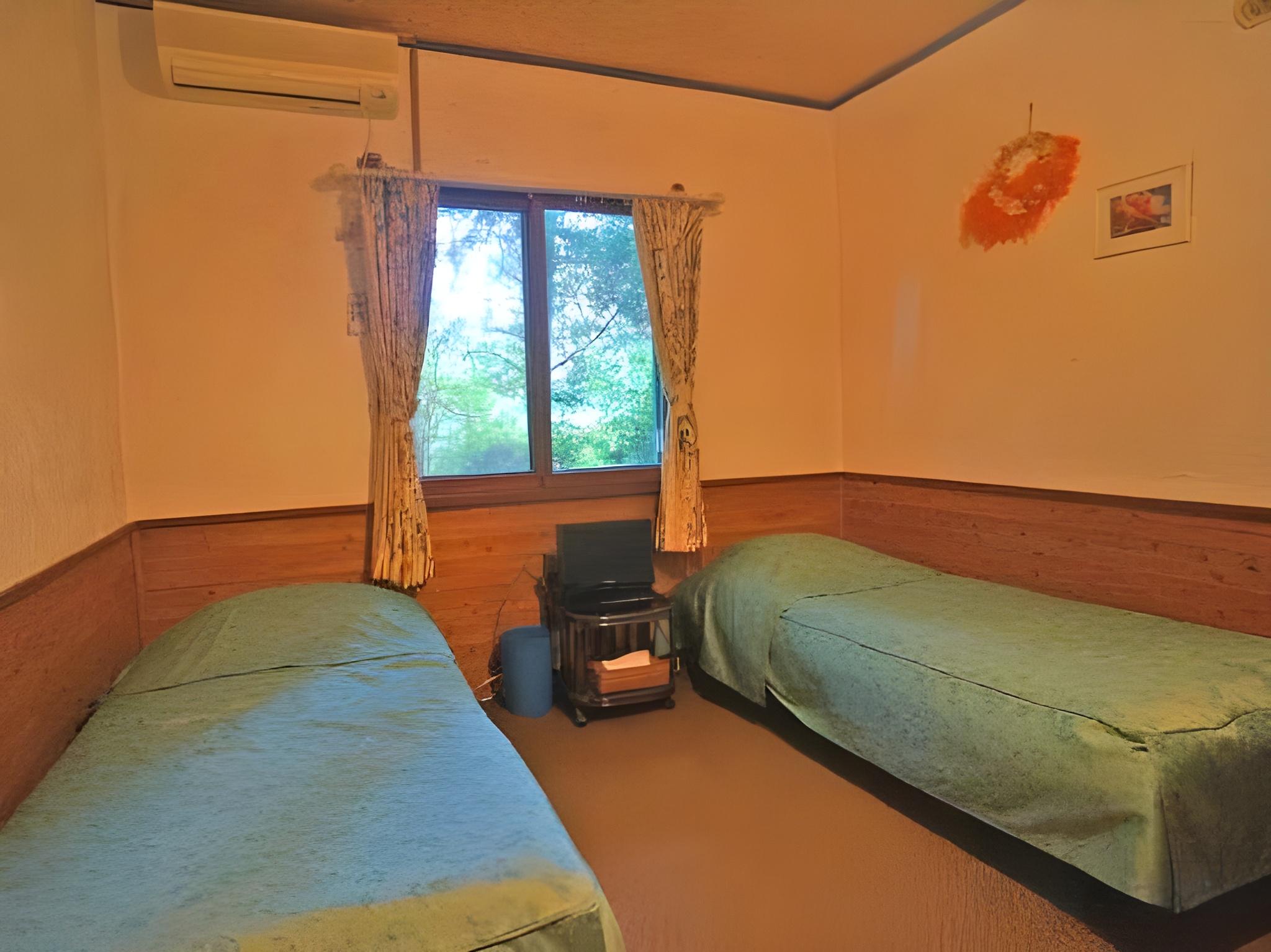 ROOM, TWIN BEDS