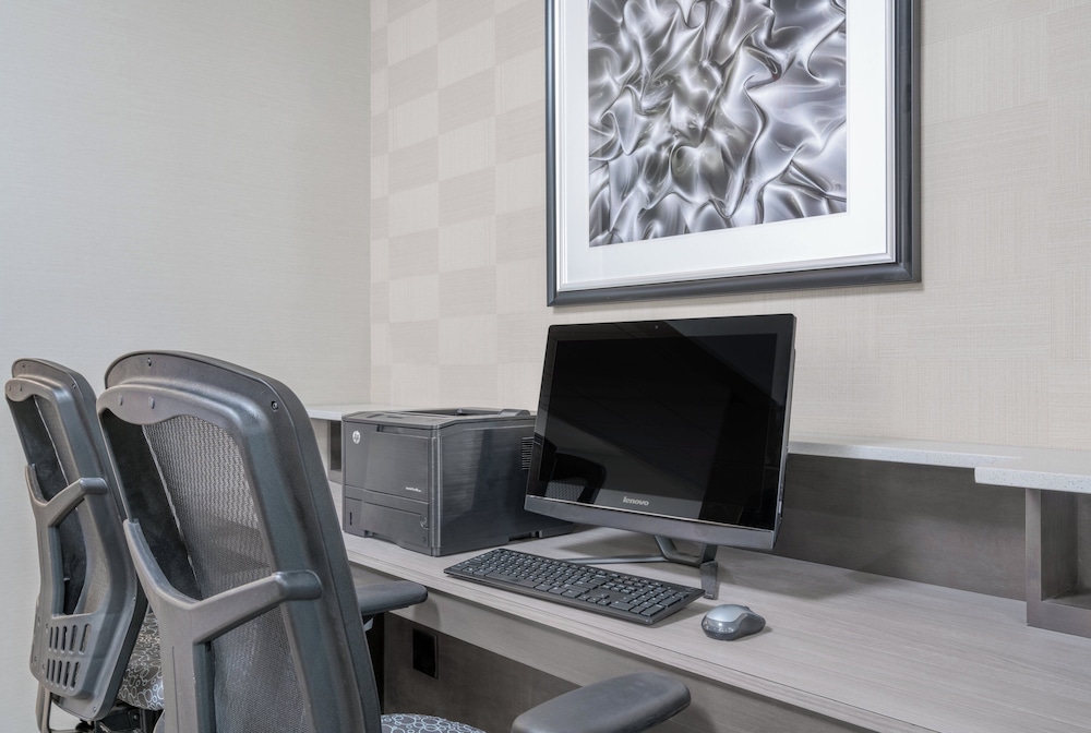 Holiday Inn Express Hotel Suites Ames 53/58