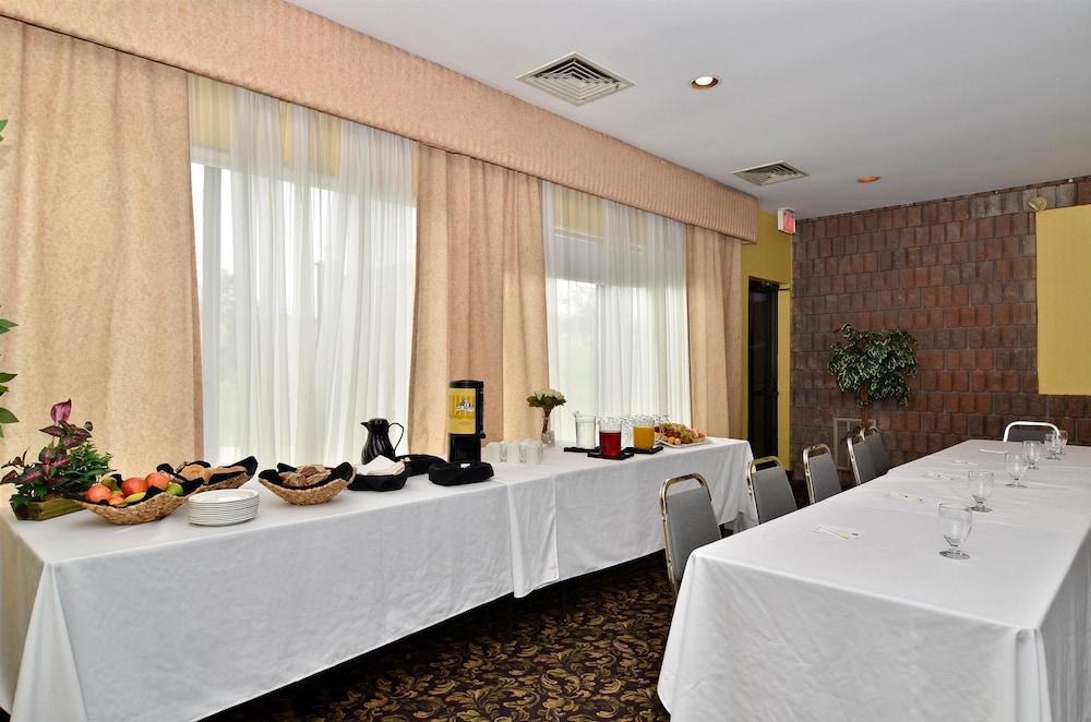 Days Inn by Wyndham Renfrew Conference Centre 10/27