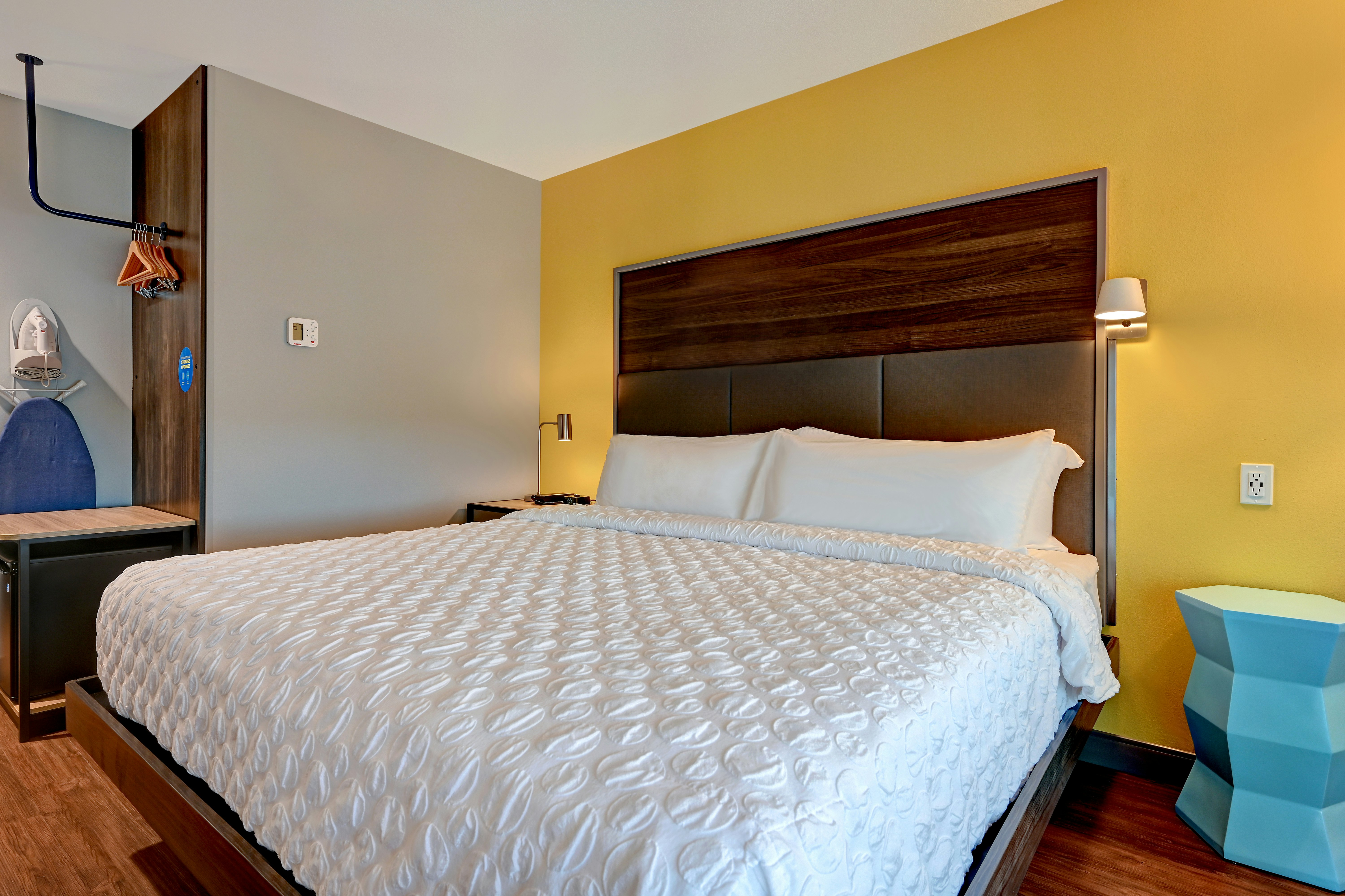 ROOM, KING BED