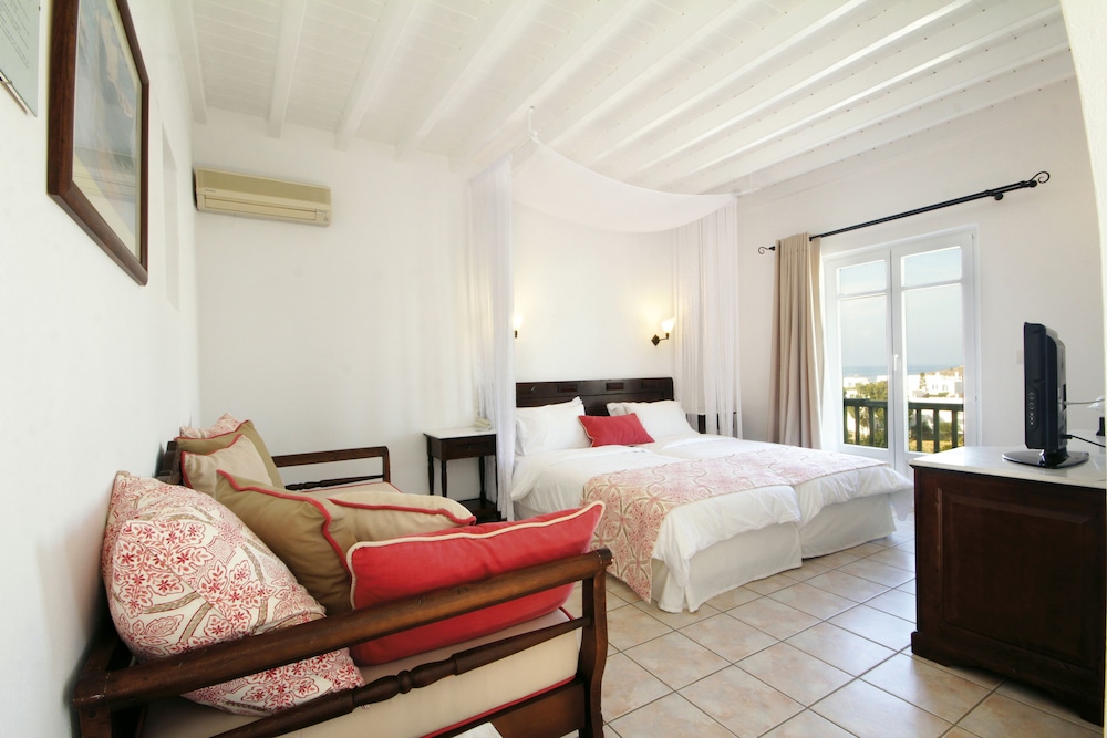 Pelican Bay Art Hotel 19/63