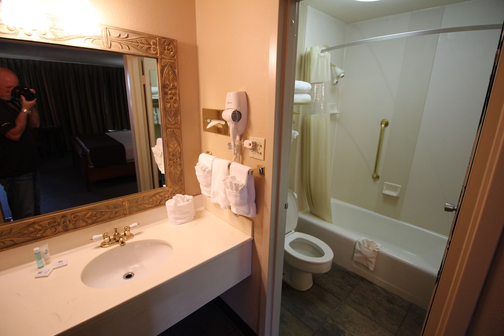 Magnuson Grand Hotel and Conference Center Tyler 17/59