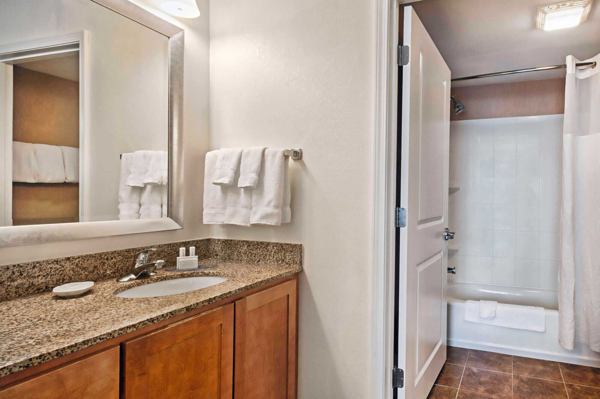 جناح بسرير كينج بغرفة نوم واحدة مع أريكة، Residence Inn Mt Laurel At Bishop S Gate 3/5