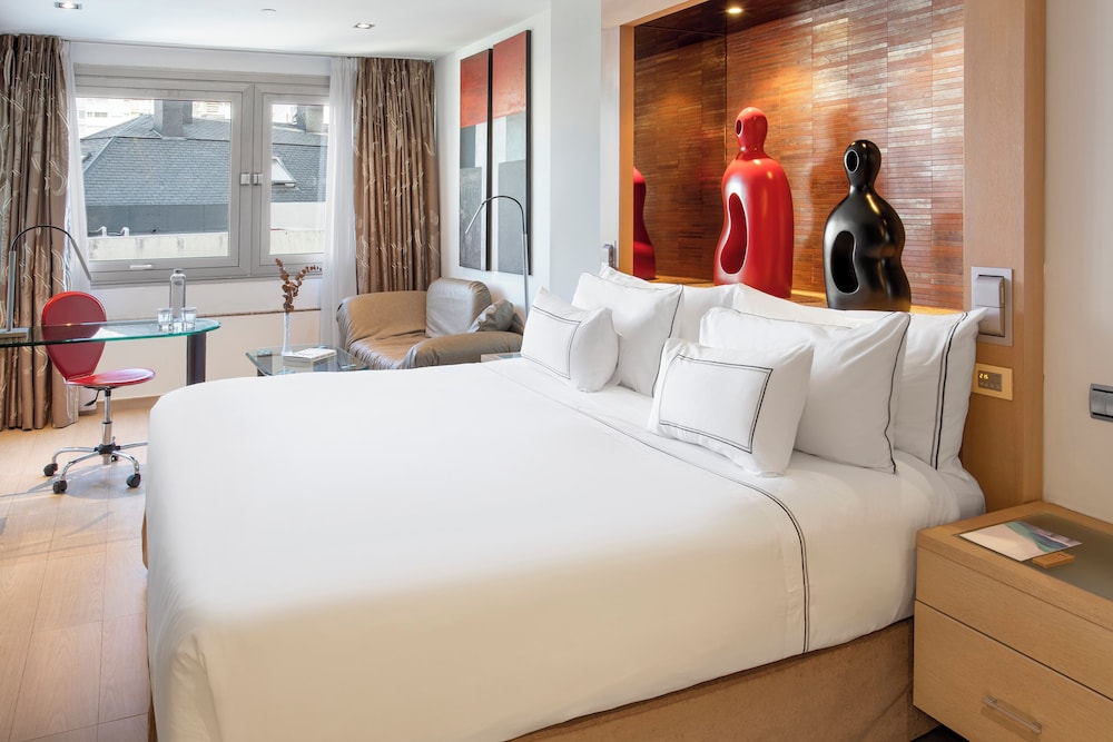 GRAND, THE LEVEL, PREMIUM, LOUNGE ACCESS