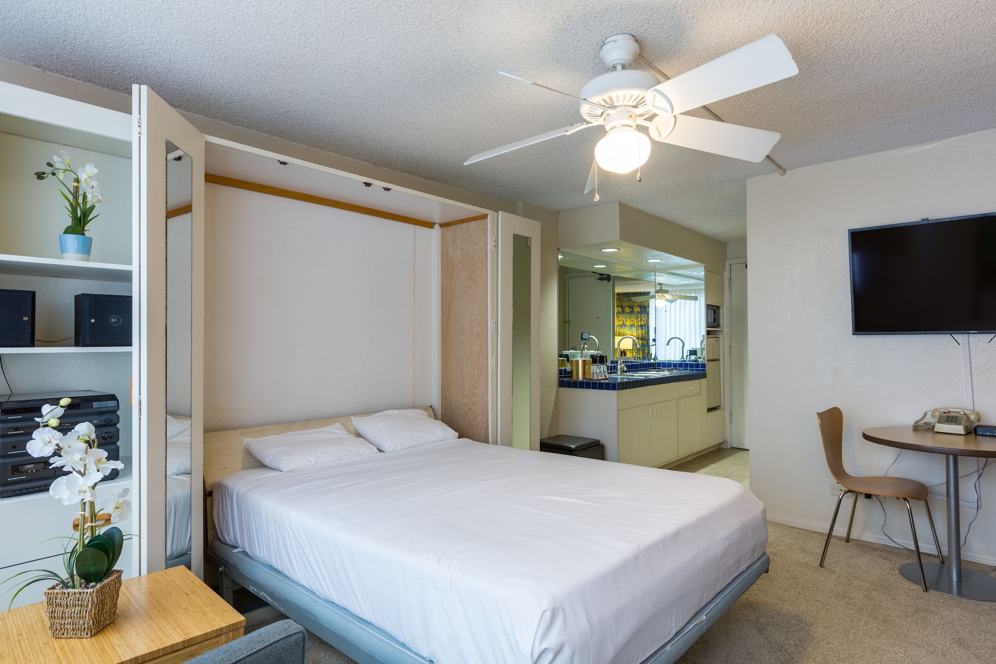 ROOM, QUEEN BED, KITCHENETTE