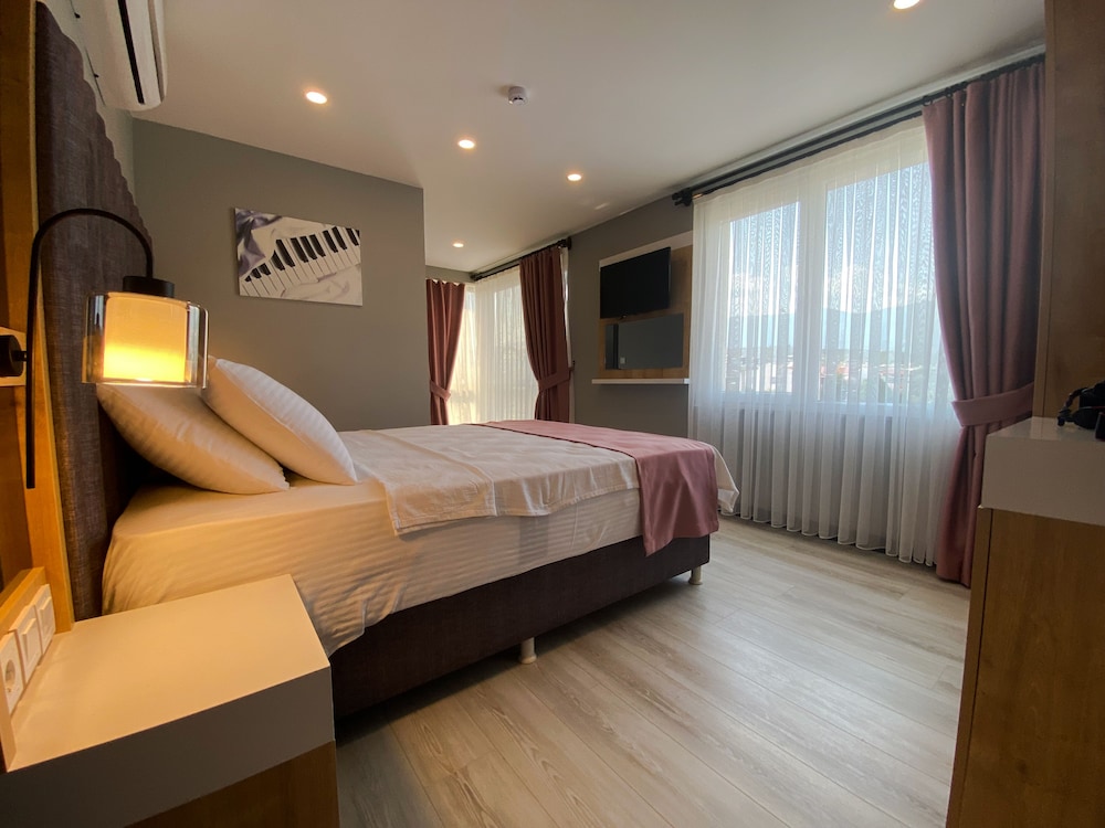 Lopera Deluxe Hotel 9/41