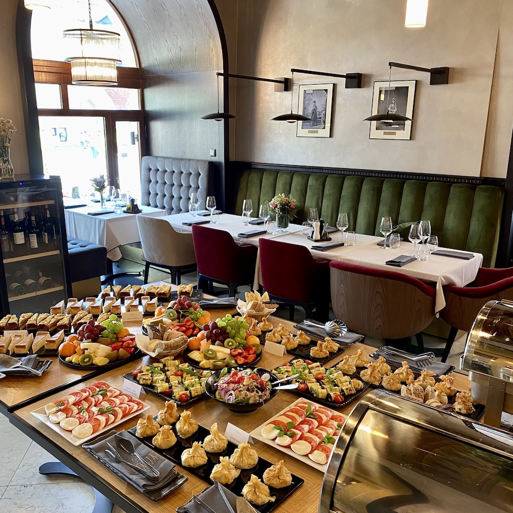 restaurant cafeteria