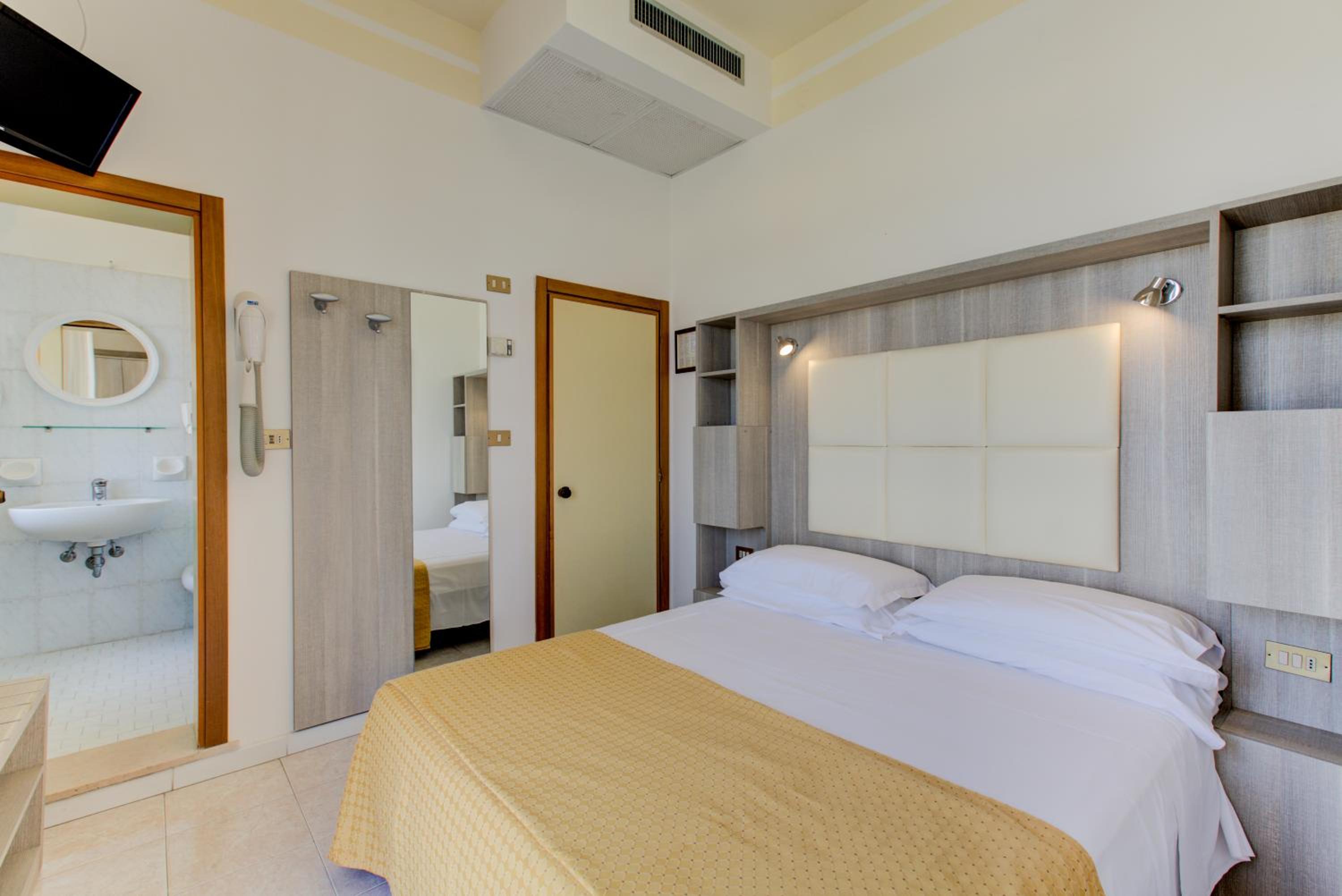 DELUXE, DOUBLE BED
