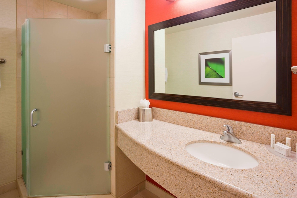 Courtyard by Marriott Minneapolis Maple Grove/Arbor Lakes 16/70