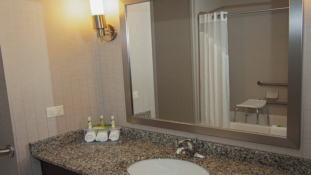 Holiday Inn Express Hotel And Suites Wichita Northeast 33/35