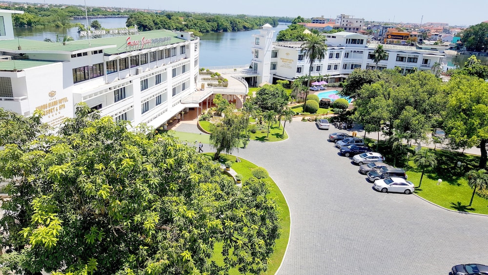 Huong Giang Hotel 71/77