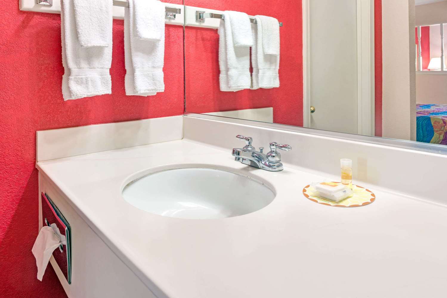 Days Inn & Suites by Wyndham Osceola AR 18/19