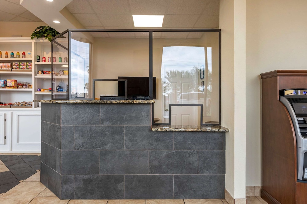 Econo Lodge Inn Suites Maingate Central 9/33