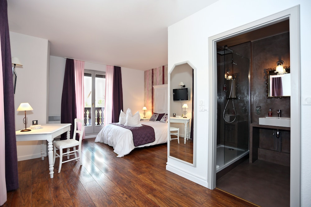 Comfort, Queen Bed, Vineyard View