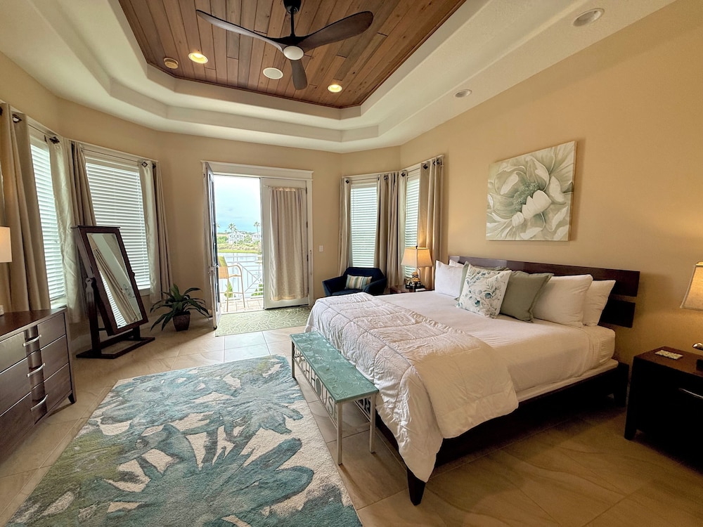 House, King Bed, 2 Queen and Twin Beds, Lake View, 2 Sofa