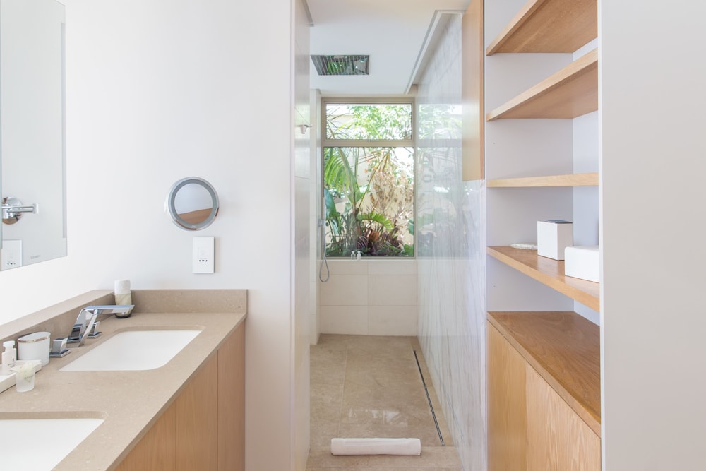 Compass House Boutique Hotel 46/48