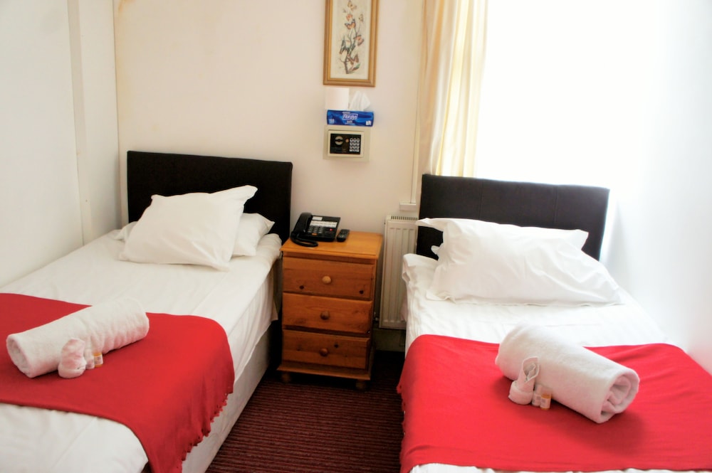 ROOM, TWIN BEDS