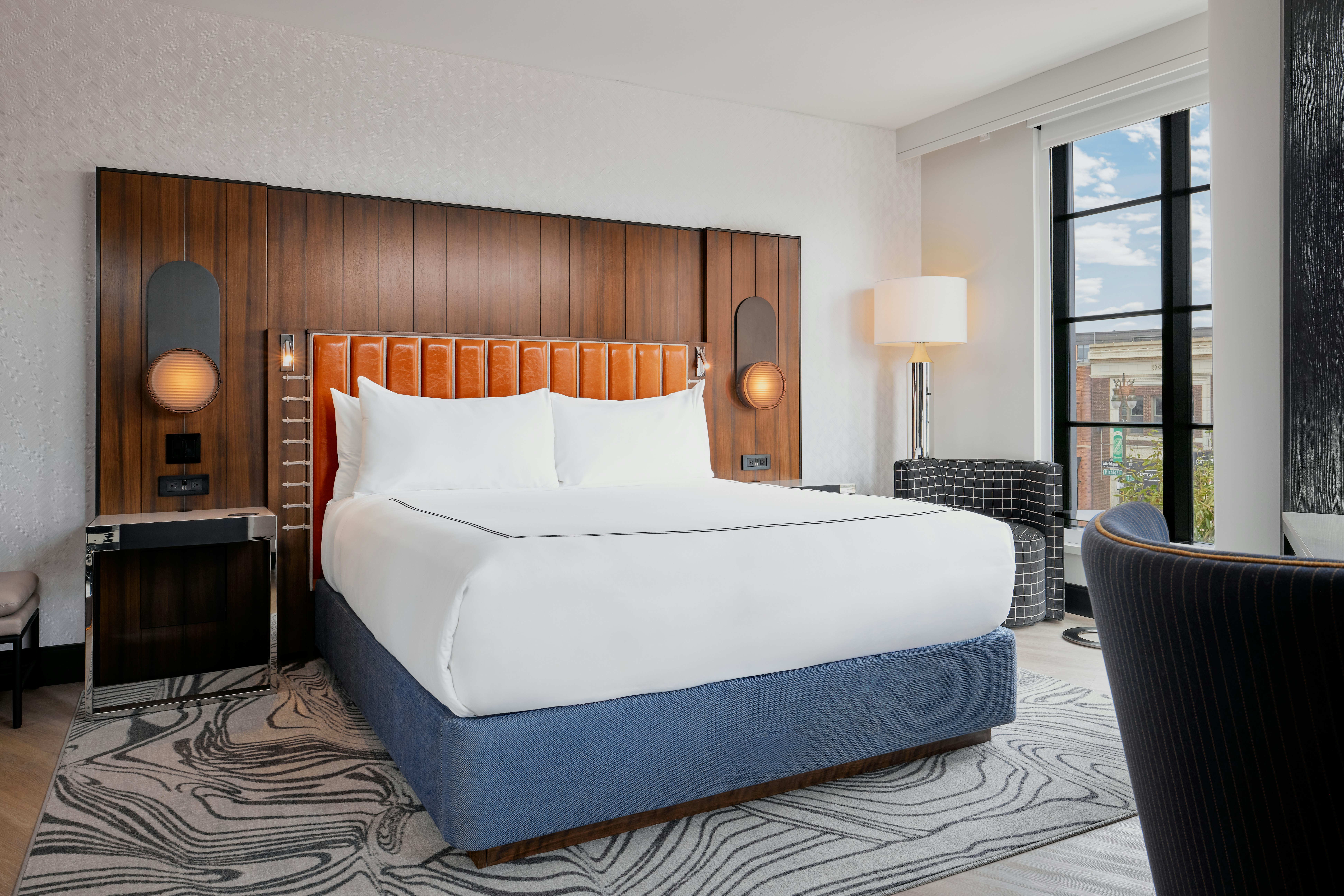DELUXE, KING BED
