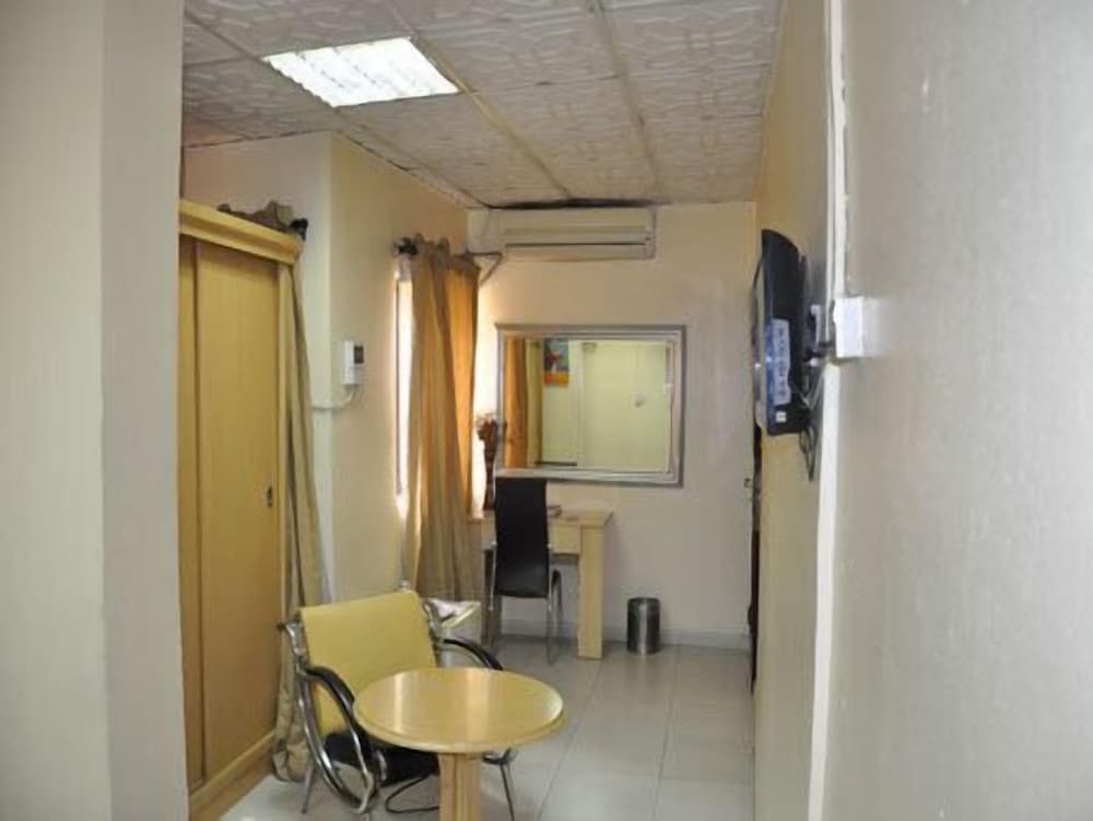 Solitude Hotel Yaba 50/50