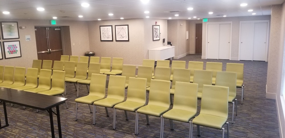 Holiday Inn Express Hotel Suites Seattle Sea Tac Airport 39/44