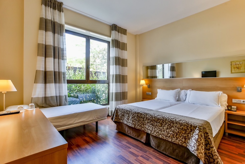 ROOM, TWIN BEDS, WITH EXTRA BED