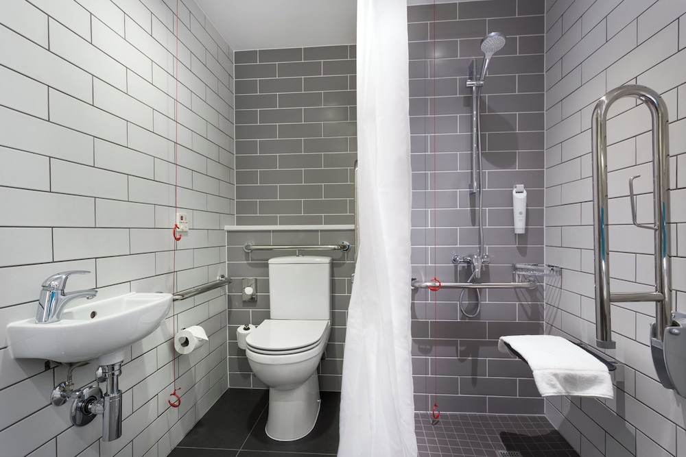 Holiday Inn Express Watford Junction 63/68