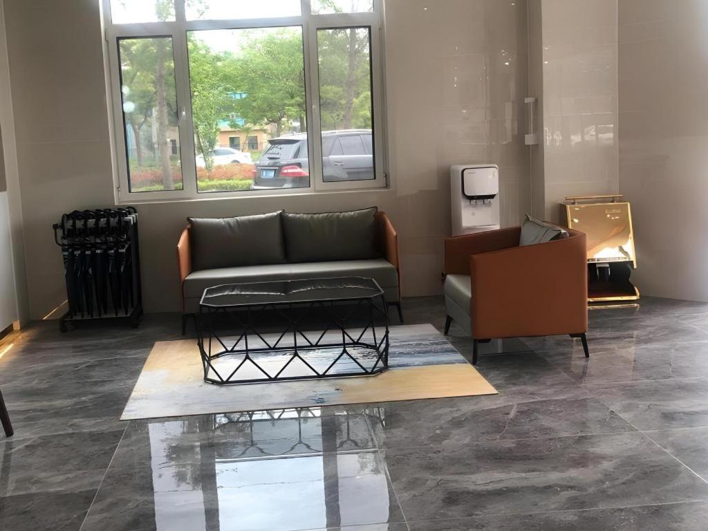 GreenTree Inn Qingdao Laixi High-speed Railway Station Shenzhen Road Express Hotel 35/47
