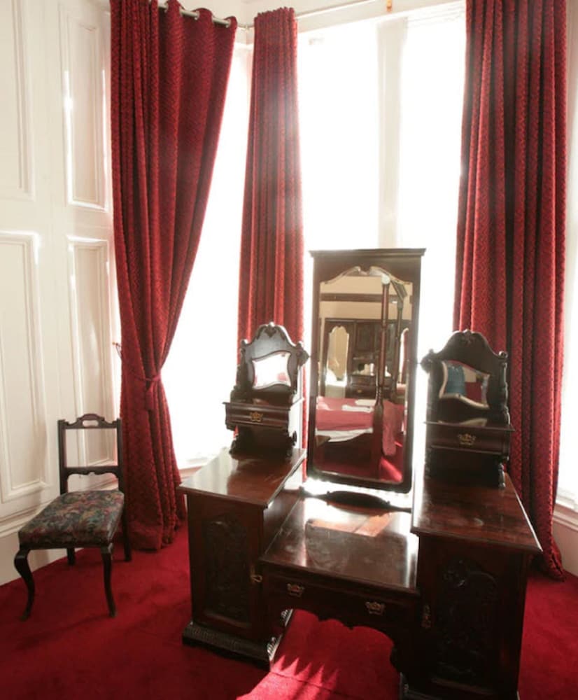 CLIFTON HOTEL 28/43