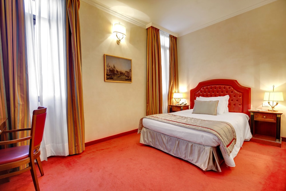 ROOM, SINGLE