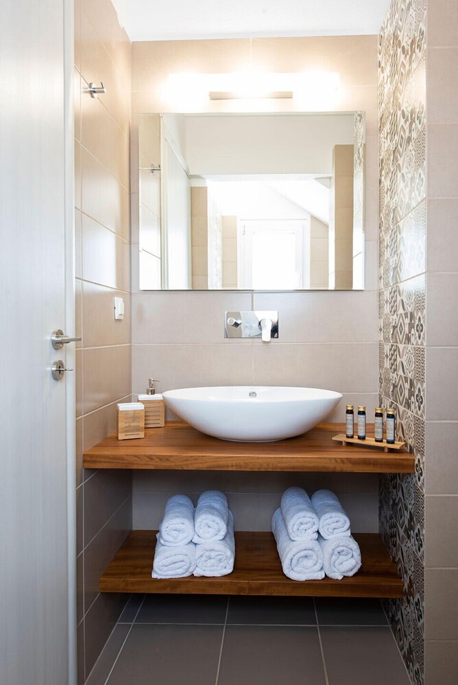 Valery Suites 51/54