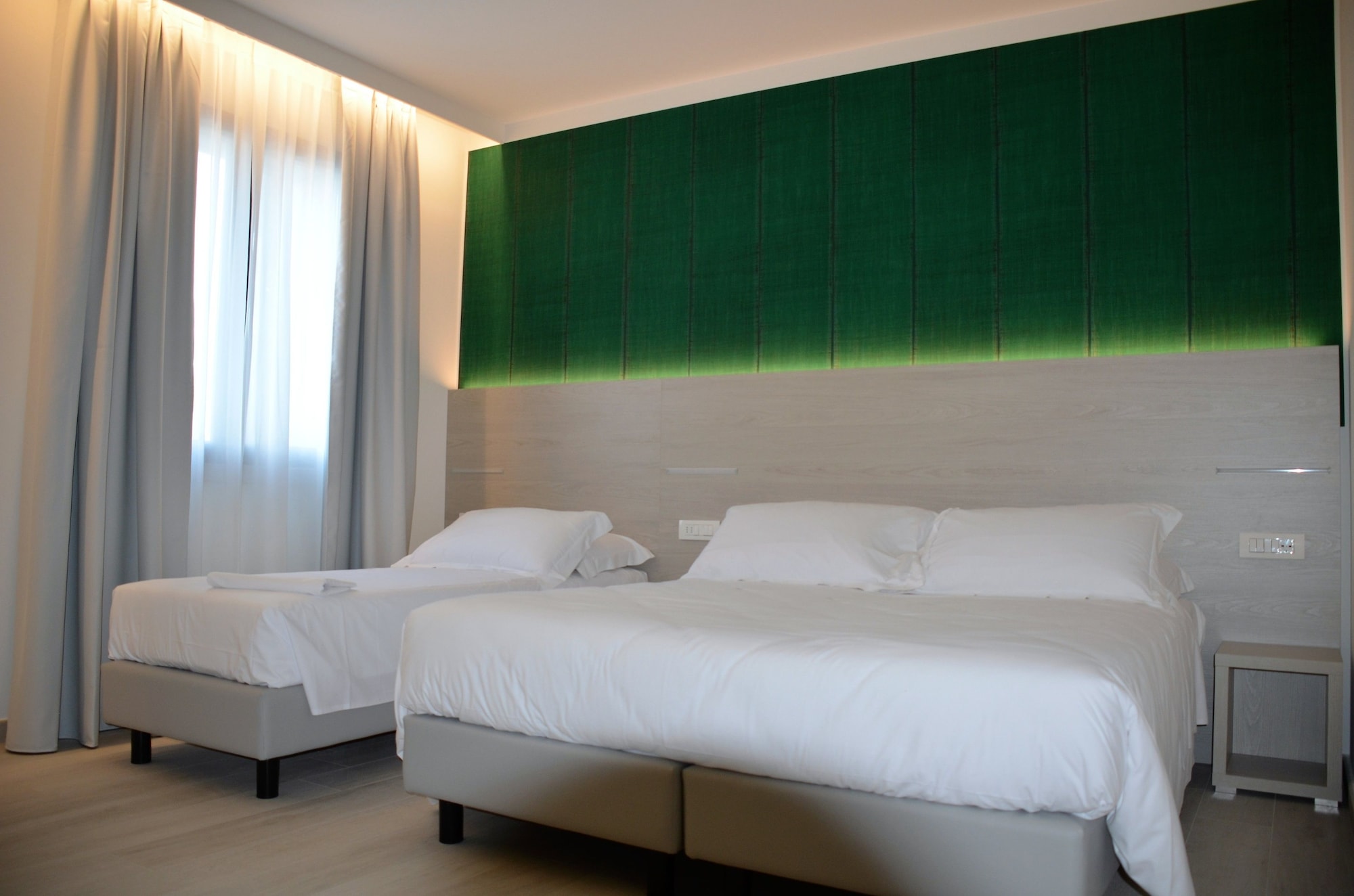 ROOM, QUADRUPLE
