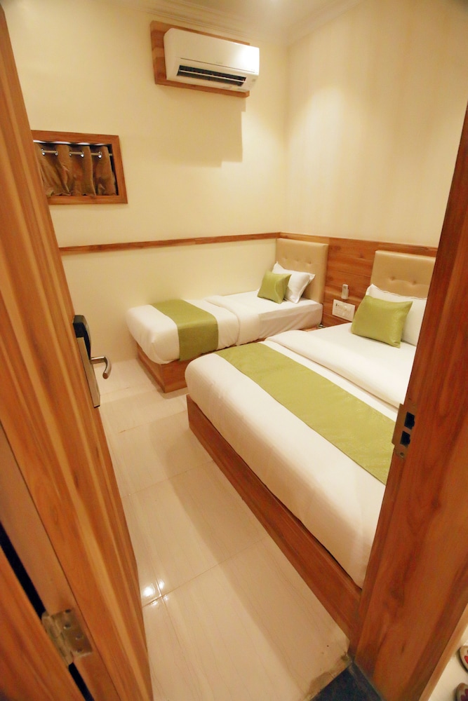 Hotel Al Madina Palace 12/29