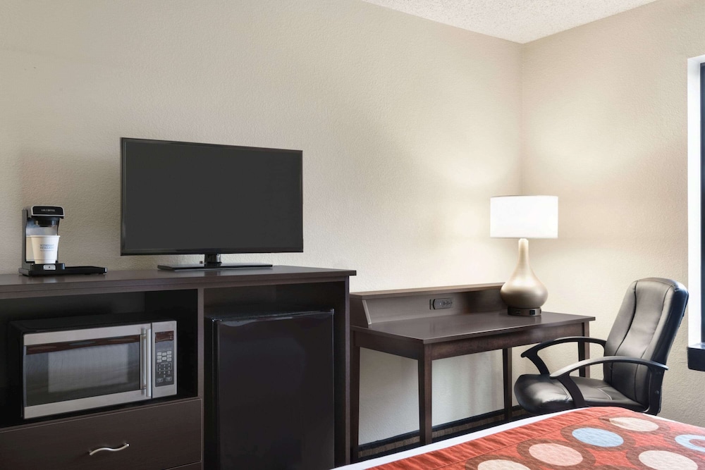 Super 8 by Wyndham Wausau 49/55
