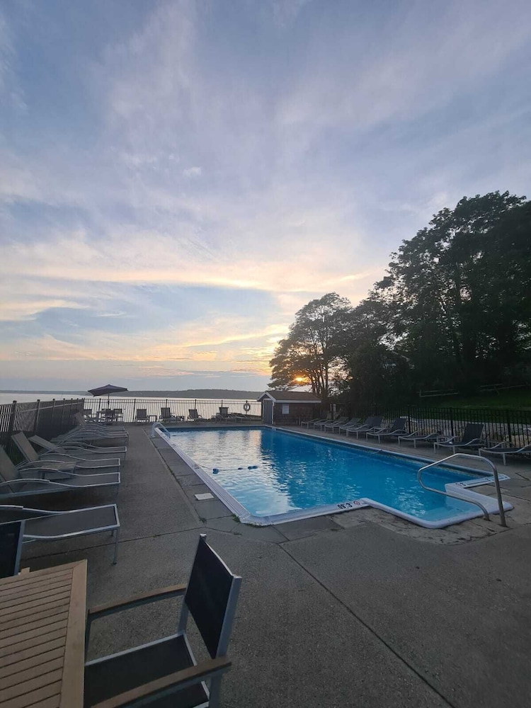 Smuggler’s Cove Inn 46/50