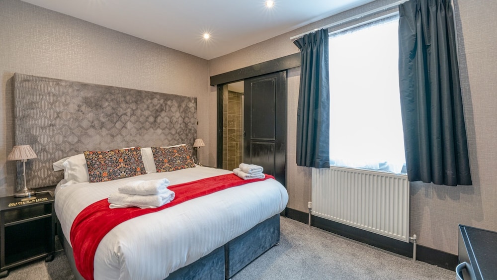 Peaky Blinders Accommodation & Bar 36/50