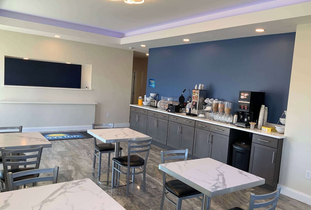 Days Inn by Wyndham Troy IL 32/34