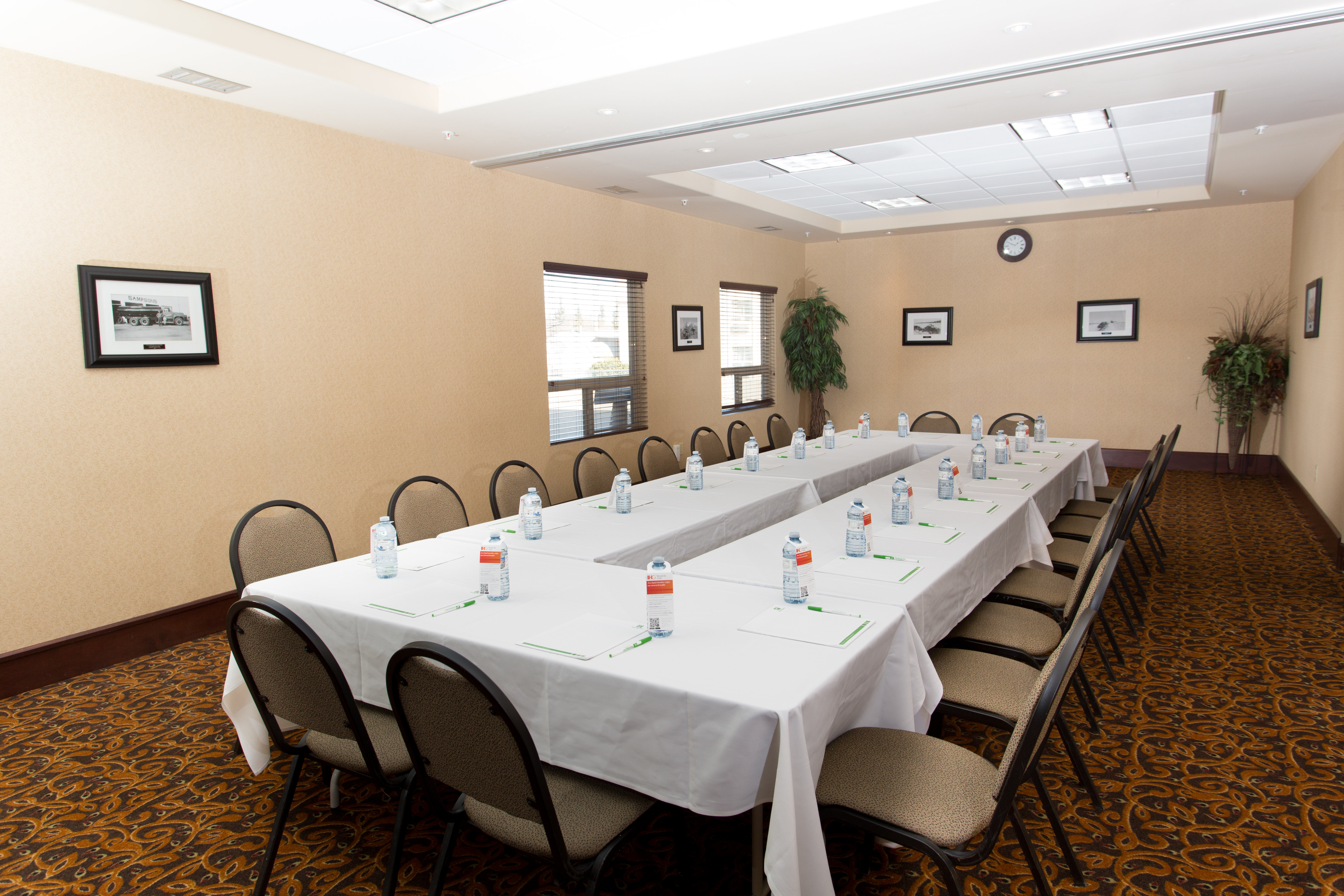 Holiday Inn Hotel Suites Lloydminster 61/65