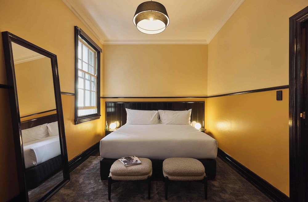 DIPLOMAT, STANDARD, KING BED