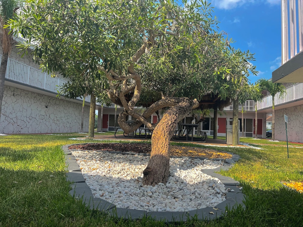 Garden Inn Homestead 73/81
