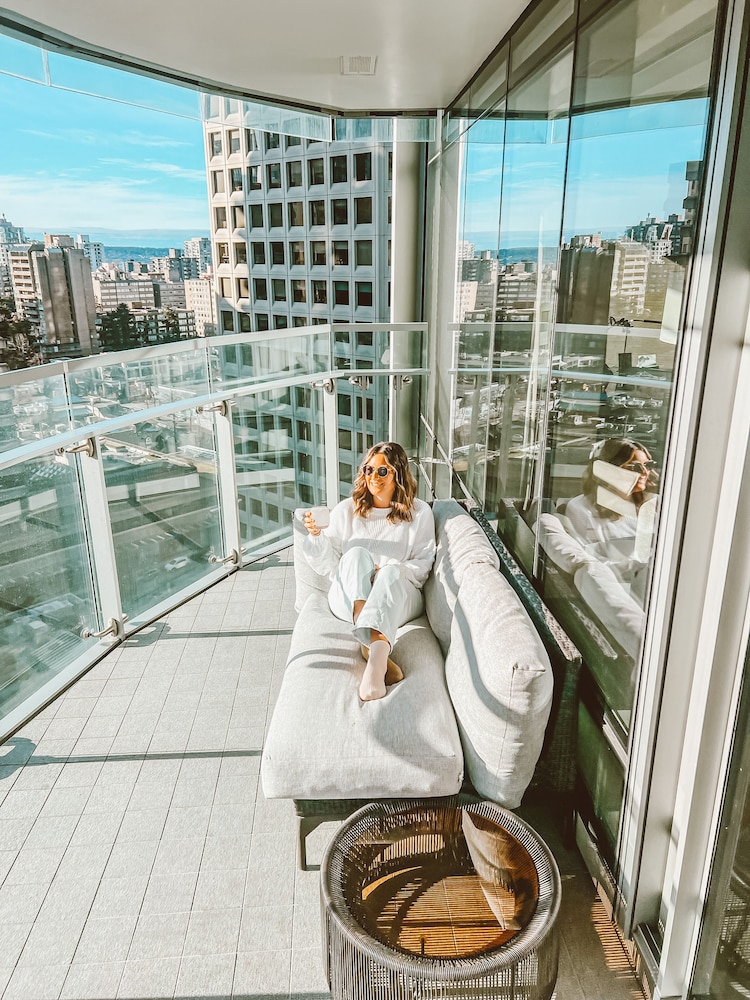 Paradox Hotel Vancouver 20/50
