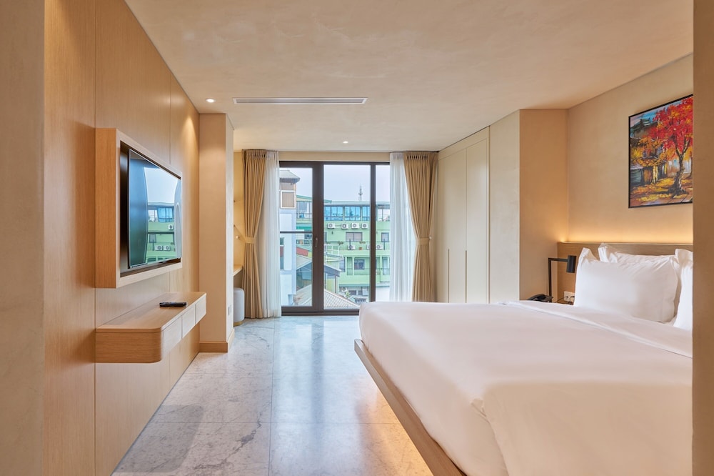 EXECUTIVE, SUITE