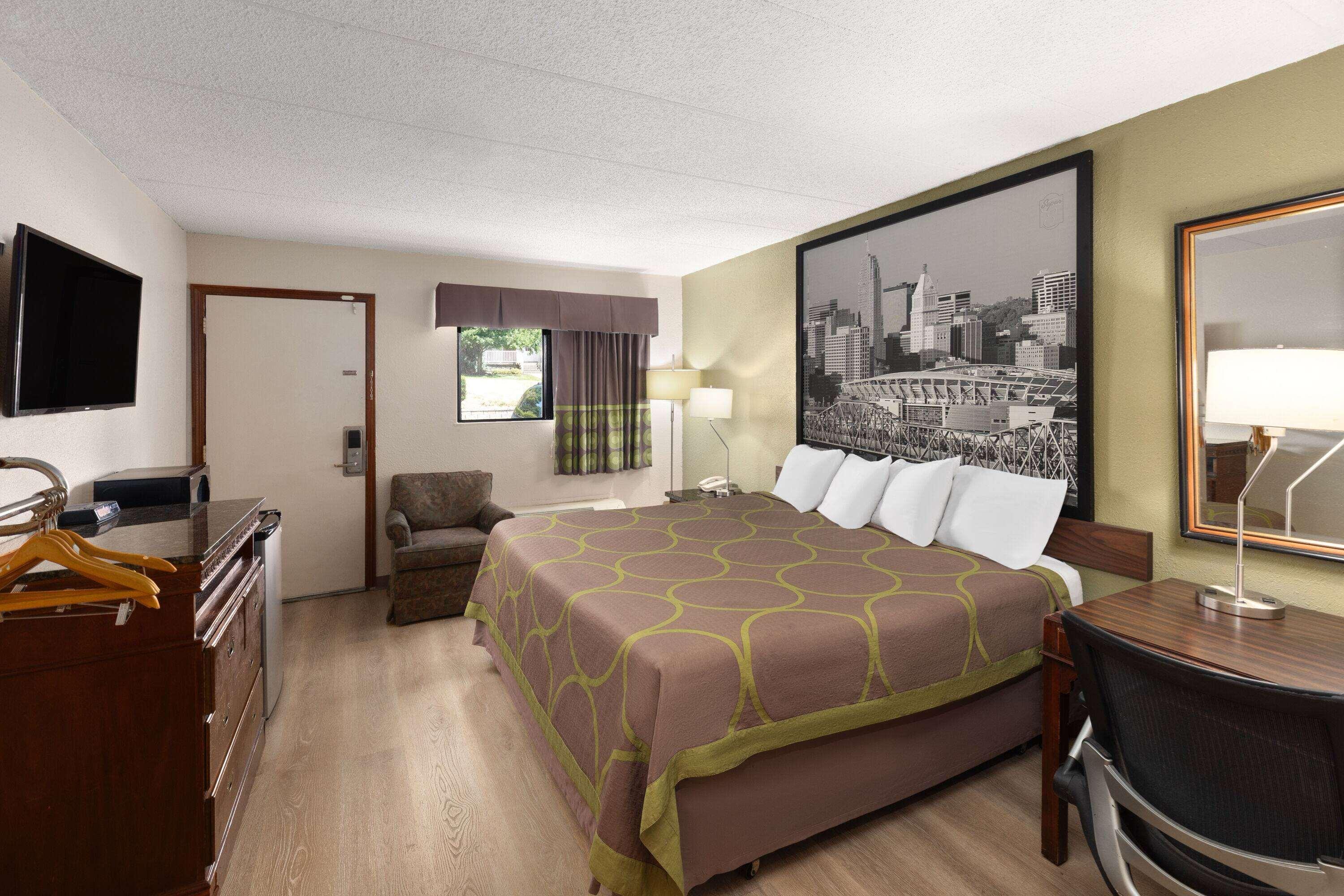 Room, King Bed, Smoking, Accessible